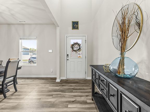 4th image of 761 Riguard Way