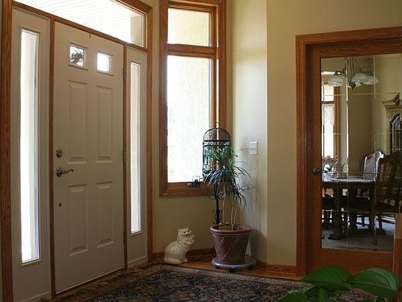 spacious entry to greet your guest