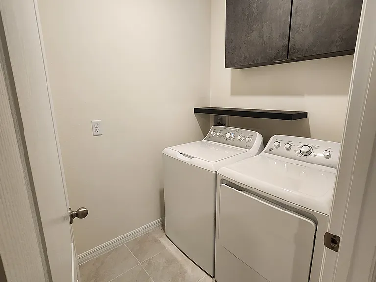 1051 Griffon Ave — Photo 9