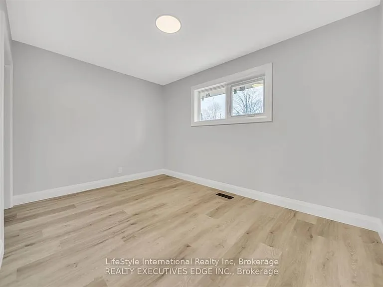 234 Stevenson St N — Photo 8