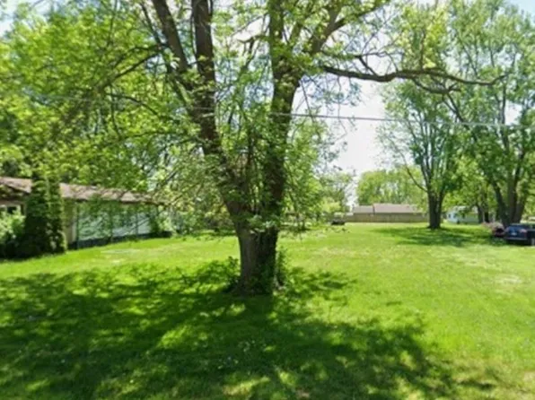 823 W Madison St, Girard, IL 62640