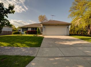220 Karen Cir, Bolingbrook, IL