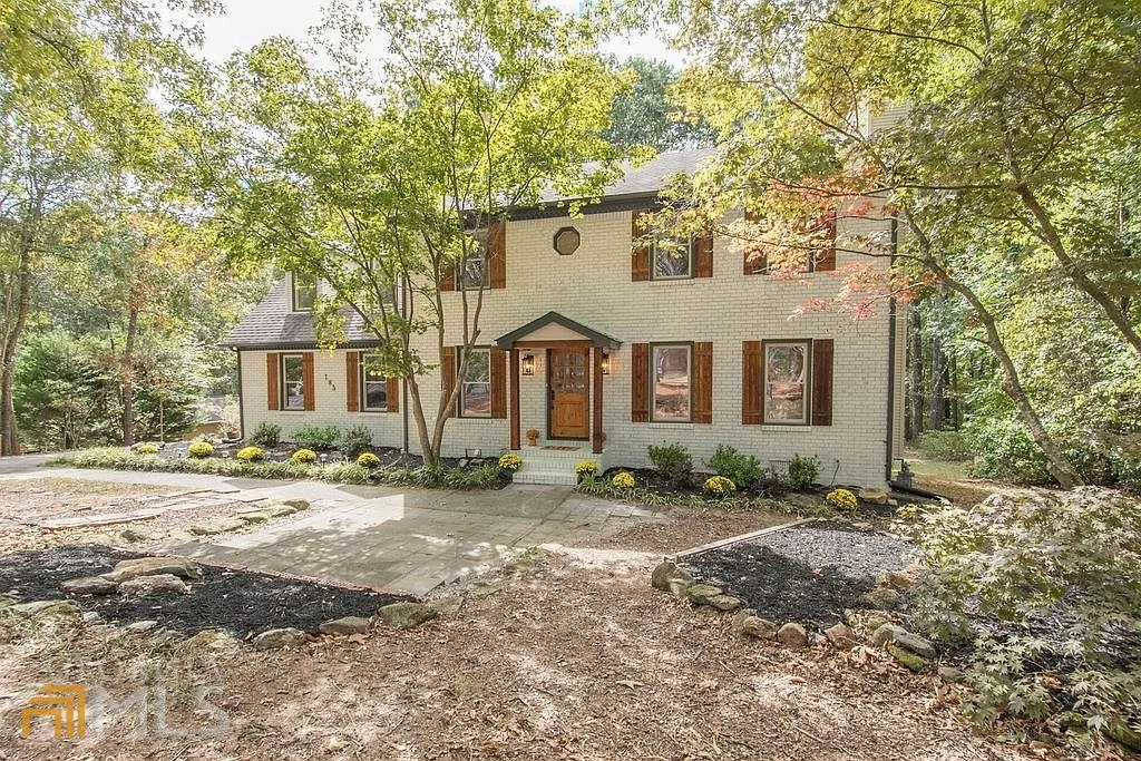 4 bed, 2.5 bath, 2200 sqft, $3,200 — Photo 3