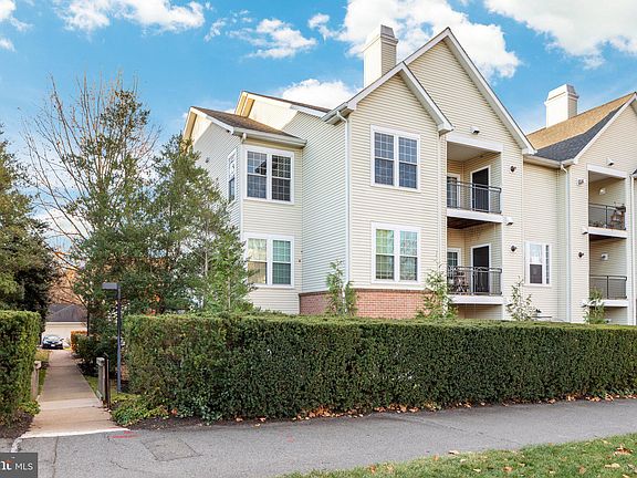 2nd image of 4144 Fountainside Ln Unit 303