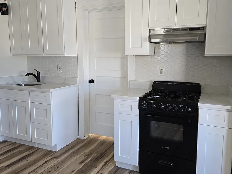 299 Maple St #3 — Photo 2