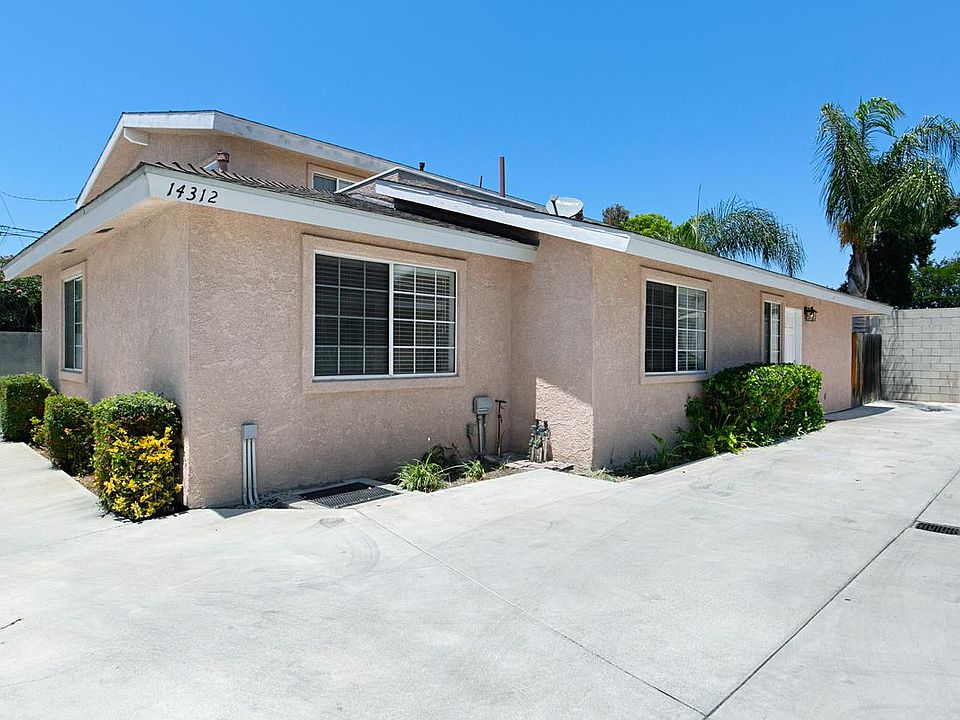 Single story duplex type townhome (Exterior)