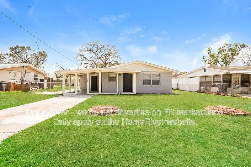 3 bed, 1.0 bath, 1000 sqft, $1,655 — Photo 1