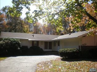 274 Airmount Rd, Mahwah, NJ 07430