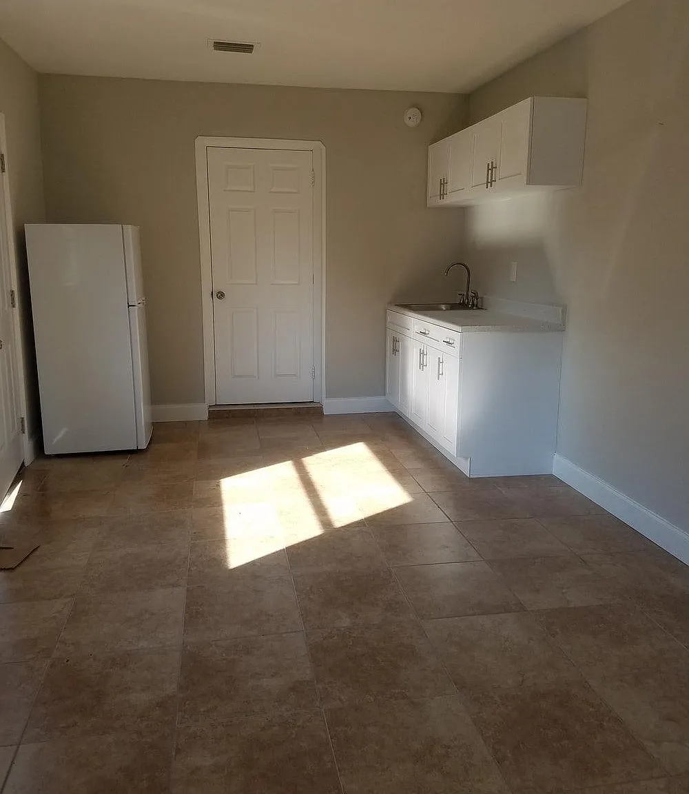 Studio, $960 — Photo 1