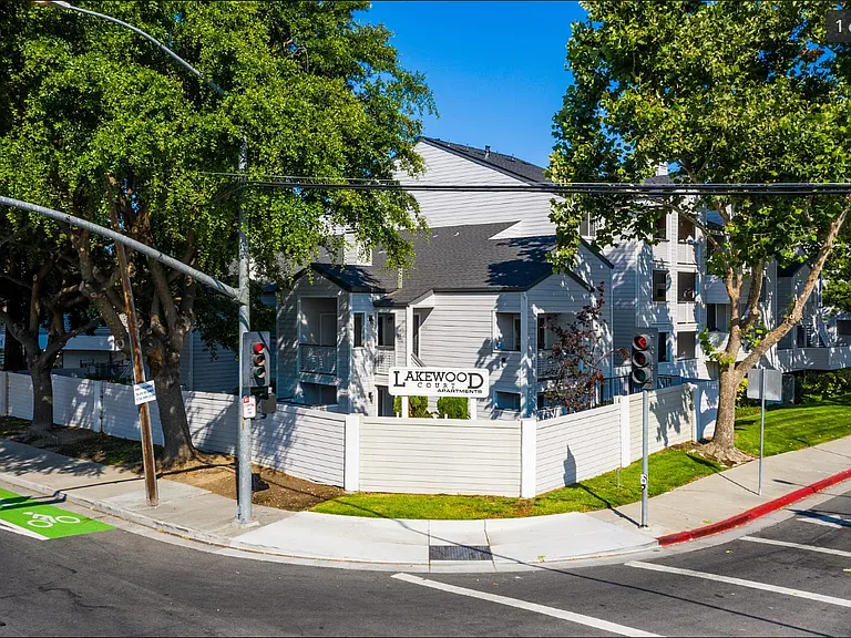 Lakewood Court Apartments — Photo 4