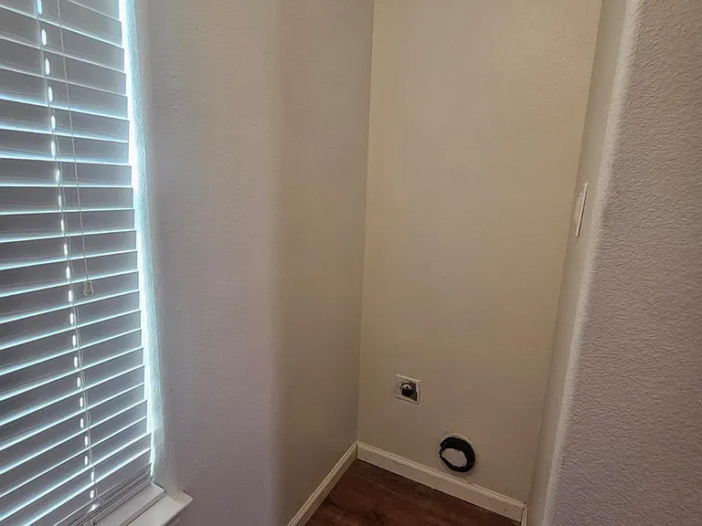 606 Trinity St — Photo 17