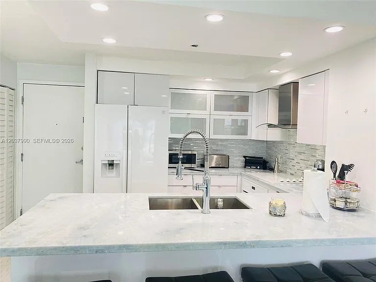 6917 Collins Ave #1205 — Photo 4