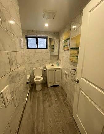 Bathroom (view 2)