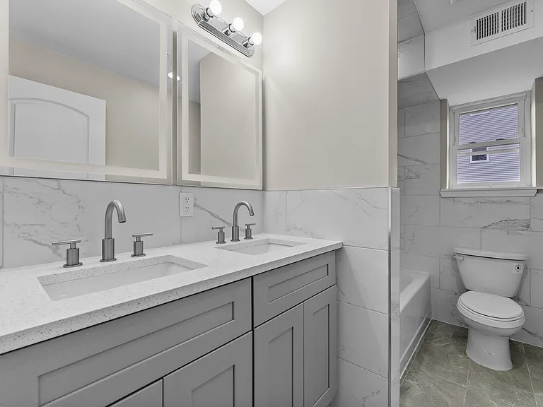 24-26 Garibaldi Ave #1 — Photo 6