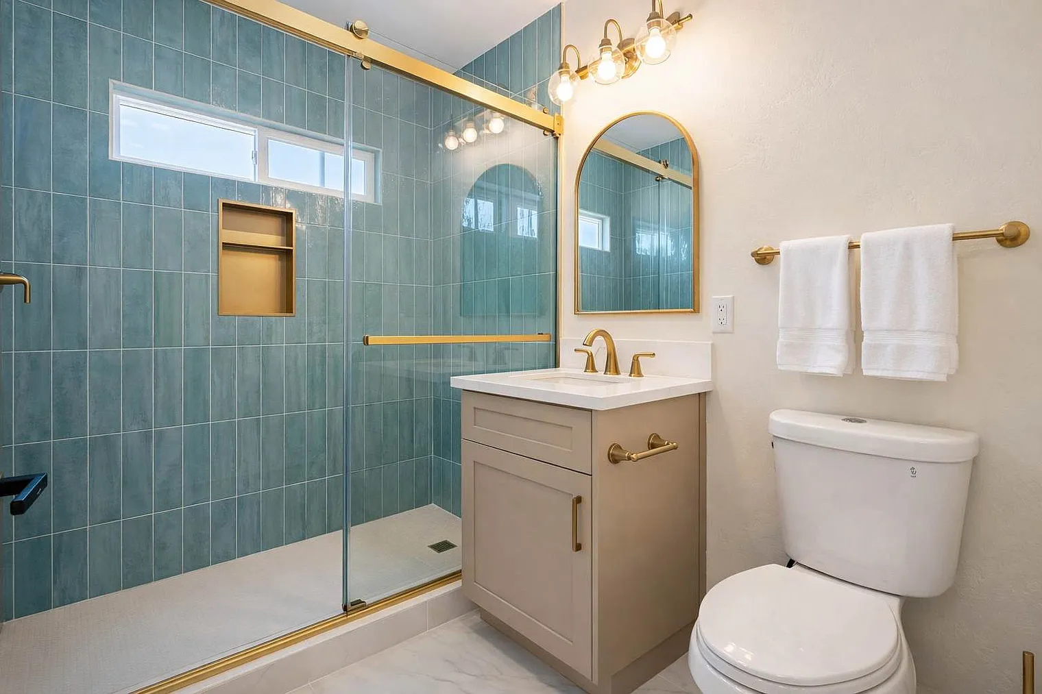 1 bed, 1.0 bath, 419 sqft, $4,648 — Photo 2