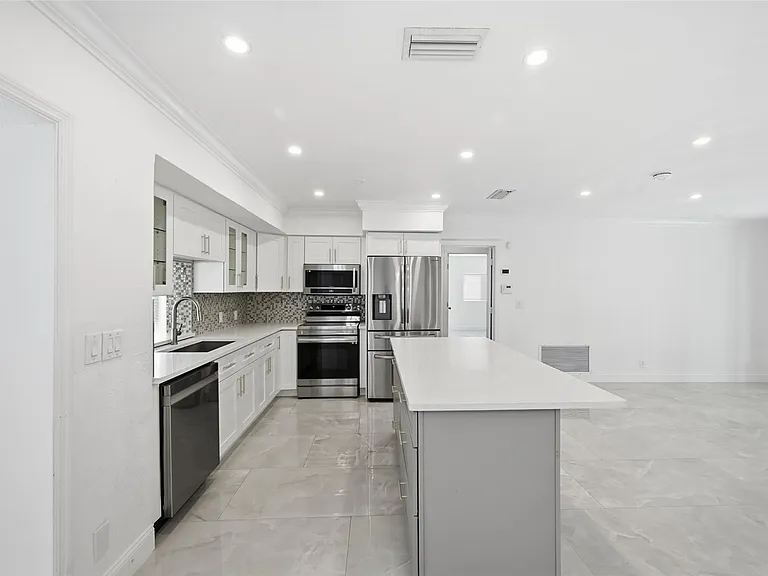 1400 SE 8th Ave — Photo 5