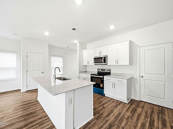 4th image of 1905 Fox Meadows Cir