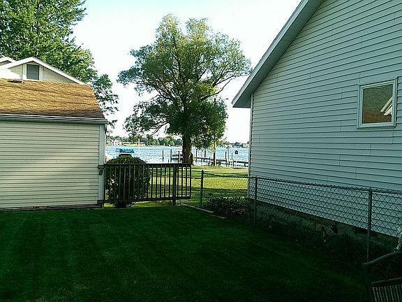 Backyard & view lake access