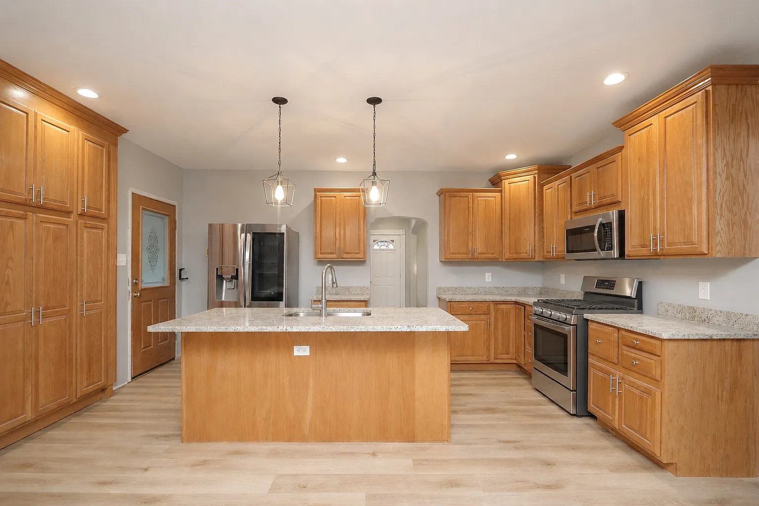 2 bed, 1.5 bath, 1550 sqft, $2,000 — Photo 2