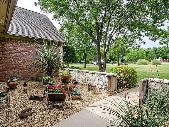 5th image of 411 Hidden Oaks Ln