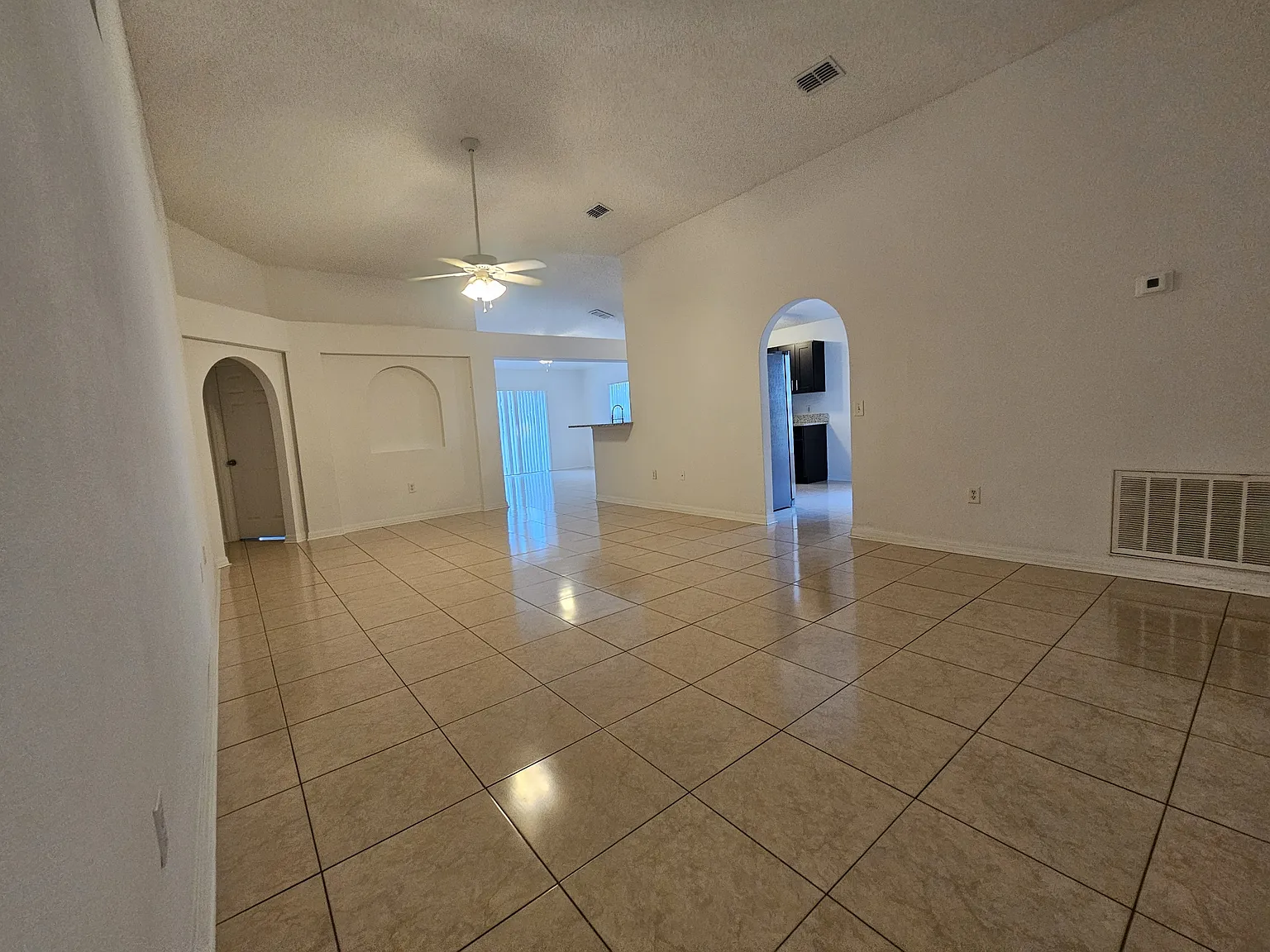 4 bed, 1855 sqft, $2,550 — Photo 4