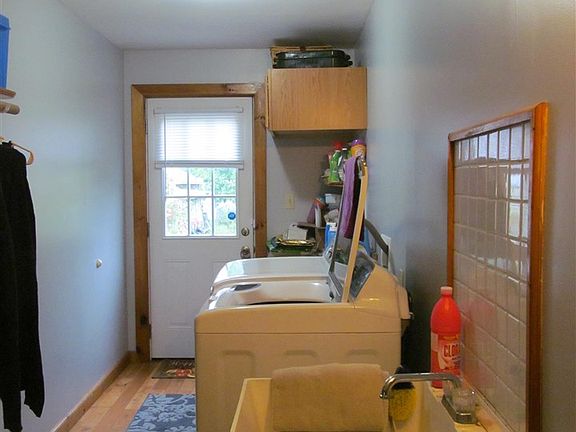 3rd image of 47 School St