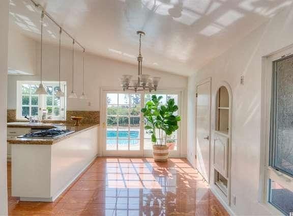 4th image of 1390 Cresthaven Dr