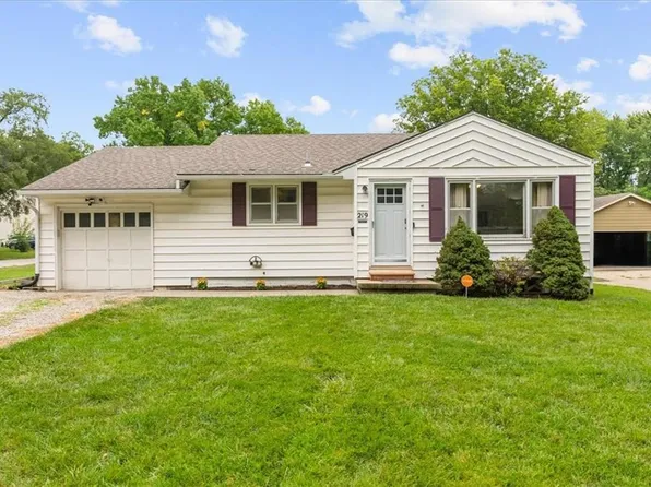 219 NE Eastridge St, Lees Summit, MO 64063