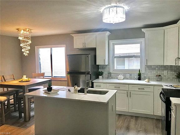 3rd image of 1313 Saint Charles Ave #1313