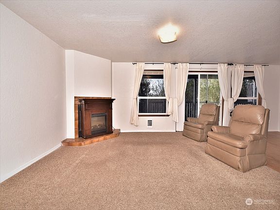 4th image of 865 Cuddy Court NW #102A