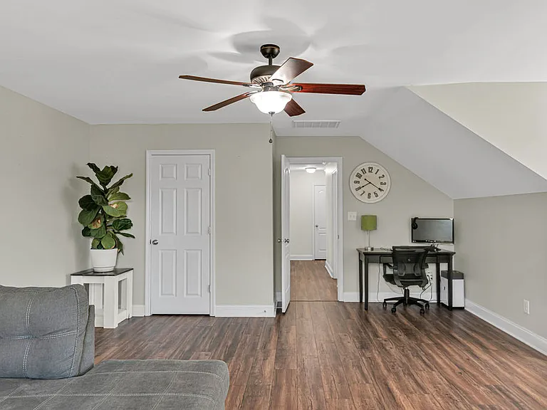 218 Maidstone Dr — Photo 22