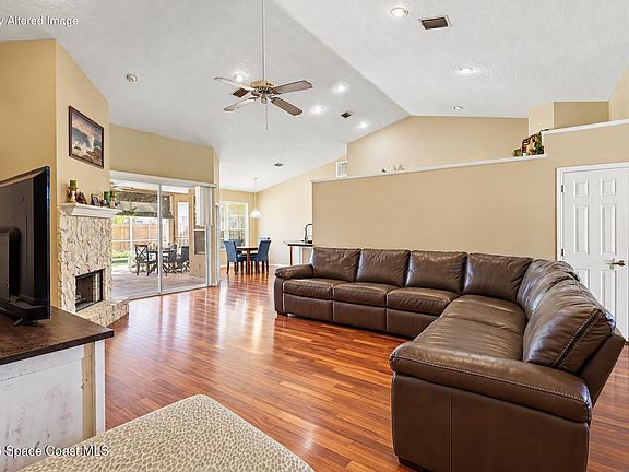 3rd image of 4811 Springwater Cir
