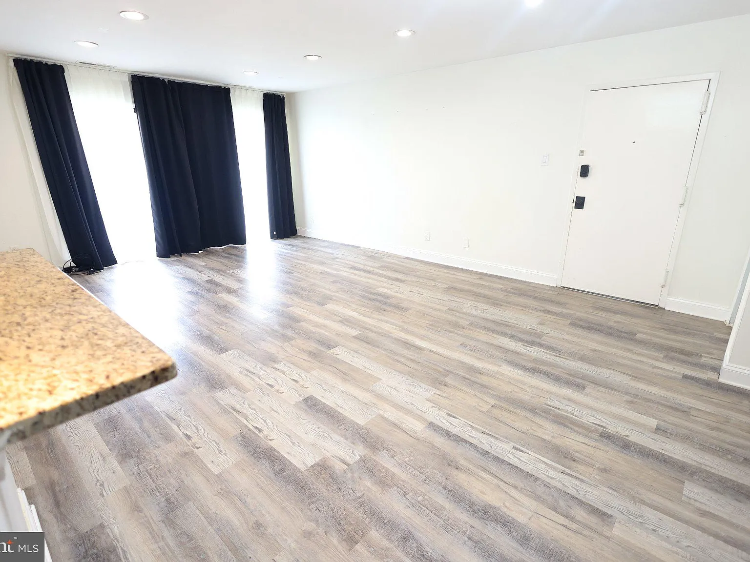 2 bed, 2.0 bath, 1082 sqft, $2,300 — Photo 3