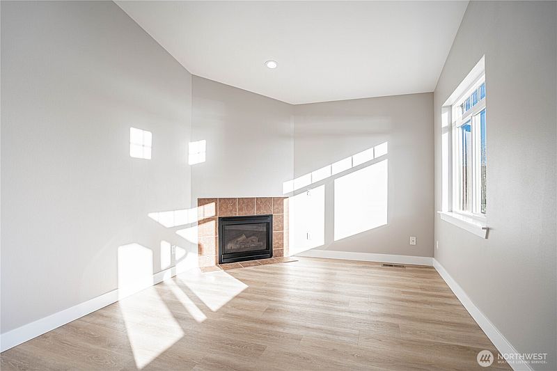 4th image of 744 Wapato Way #C