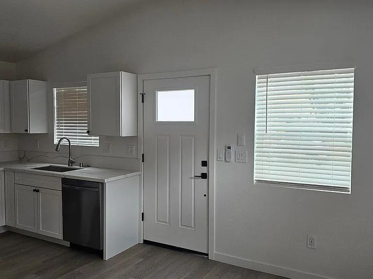 376 Marna Dr — Photo 2