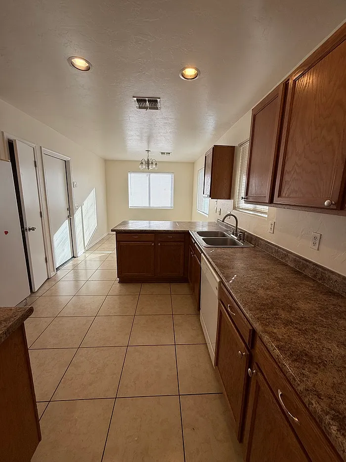 3 bed, 2.0 bath, 1318 sqft, $1,650 — Photo 4