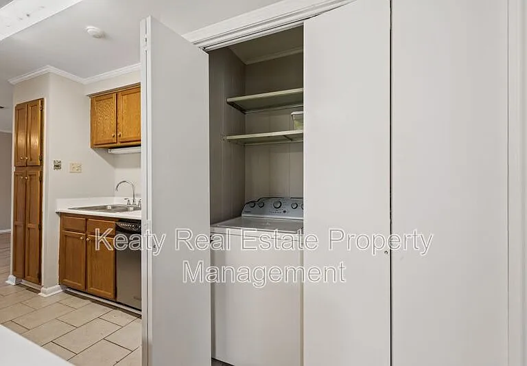 137 Amber St — Photo 10