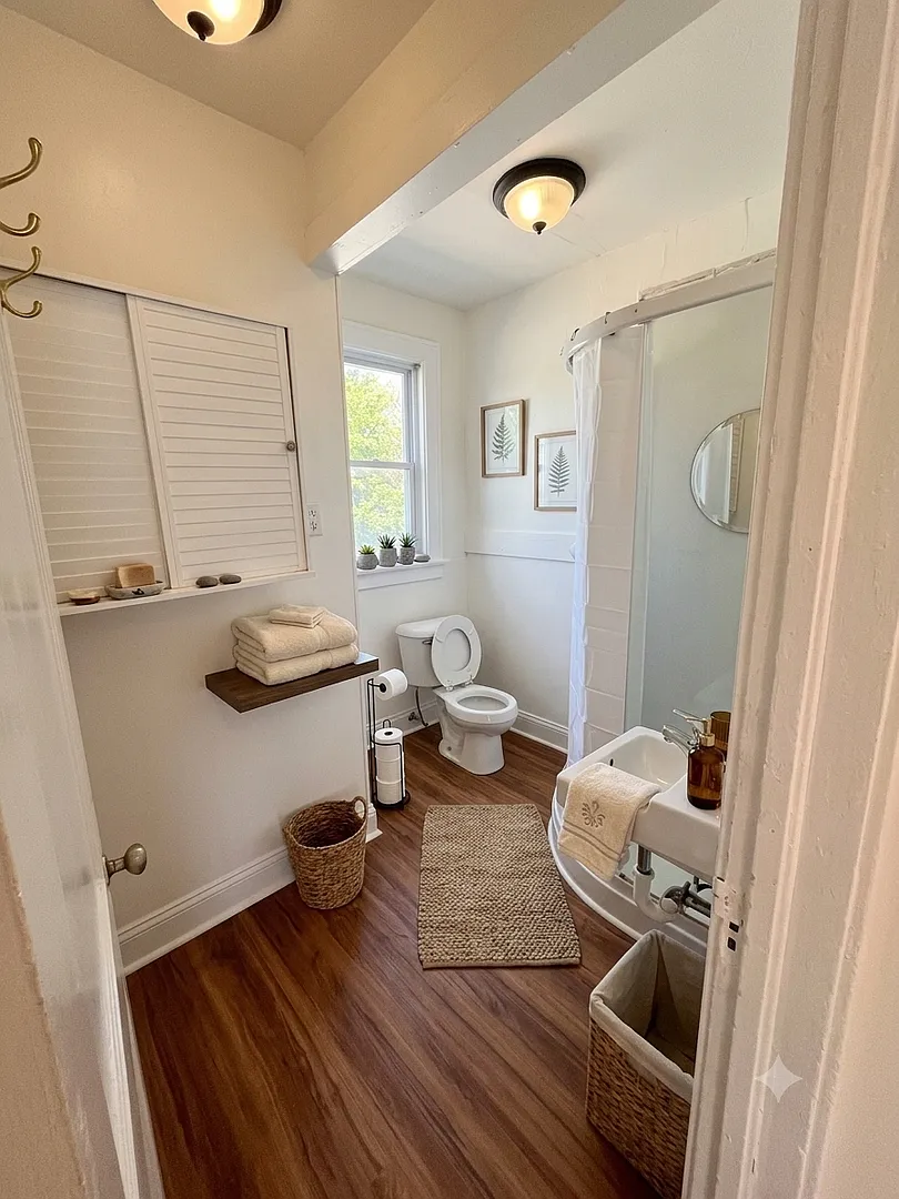 Steps from Brady St! Bright 2BR with FREE Laundry & Pet-Friendly Living — Photo 4