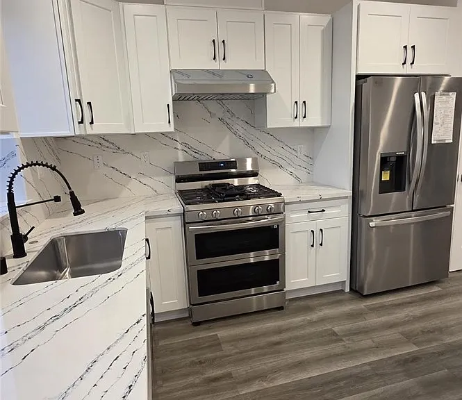 18222 Chatsworth St — Photo 15
