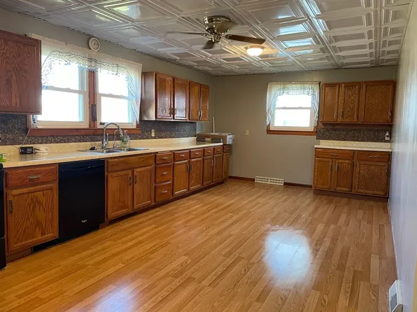 604 State St, Creighton, NE 68729