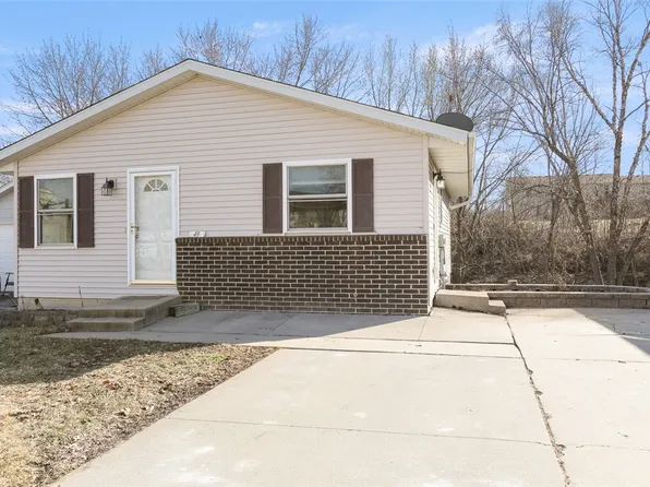 49 Brook Cir, Pella, IA 50219