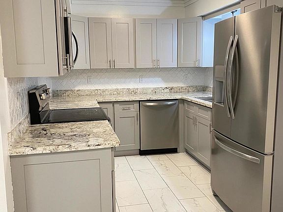5th image of 200 Dublin Cir #C