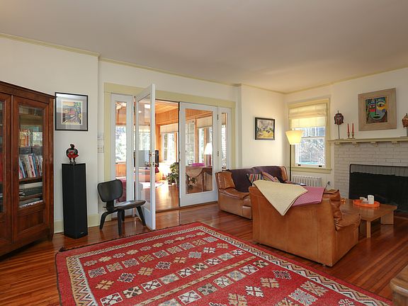 4th image of 421 Cortlandt Ave