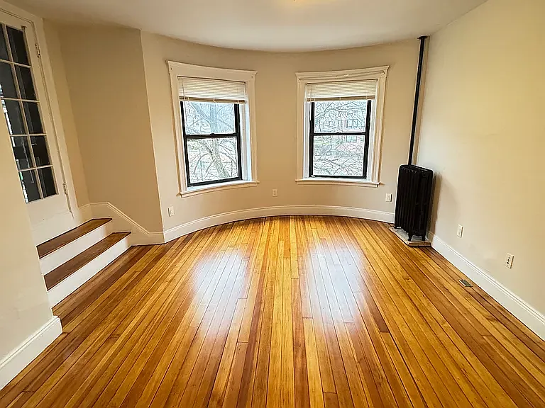 3 bed, 1300 sqft, $3,995 — Photo 3