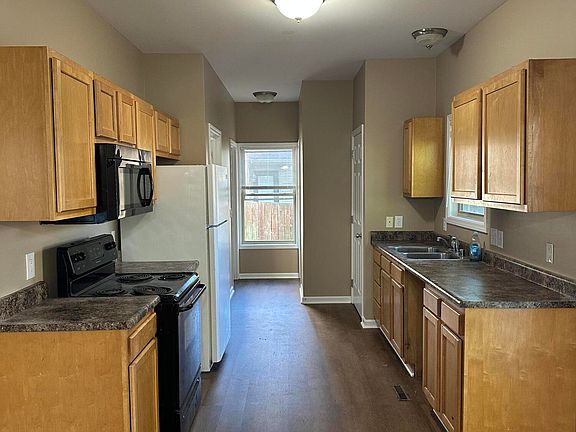 3rd image of 3933 Pine Ridge Way