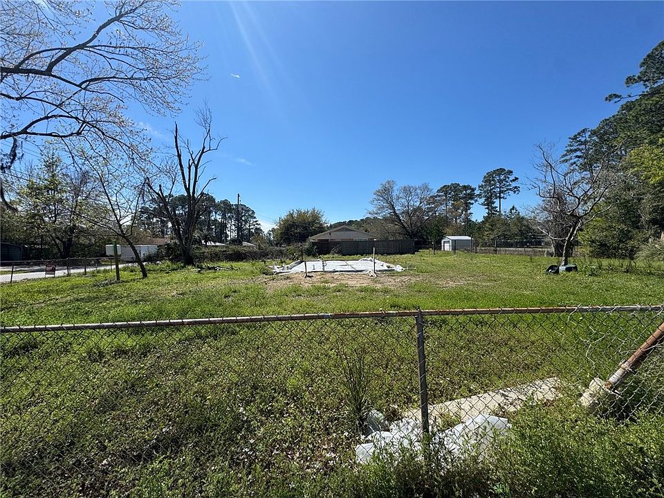 2nd image of 555 Kell Rd