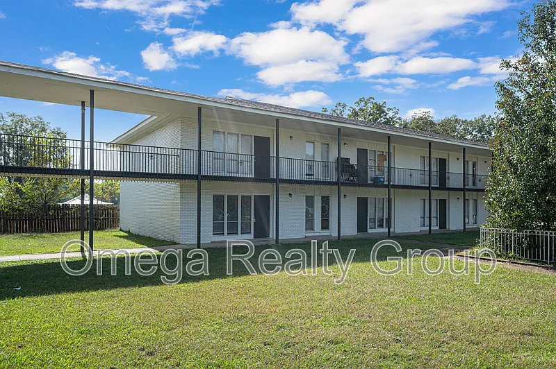 South Court Apartments — Photo 2