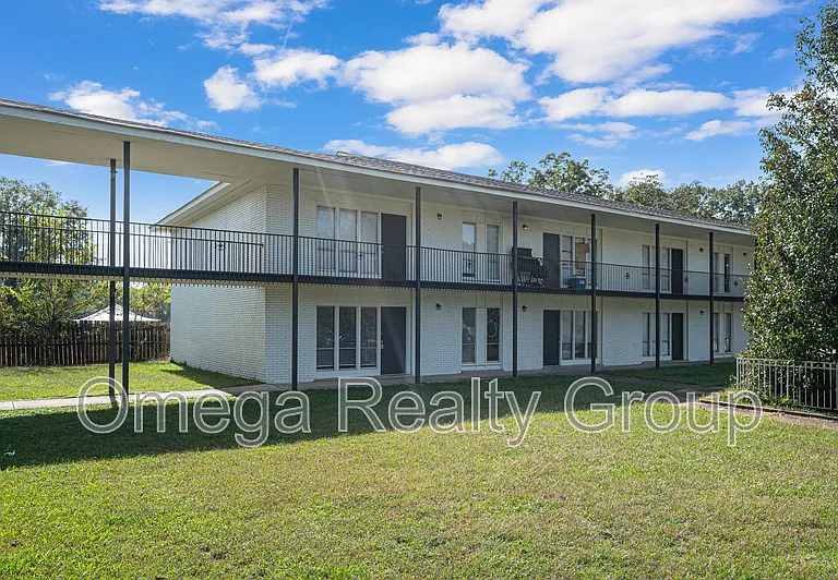 South Court Apartments — Photo 2