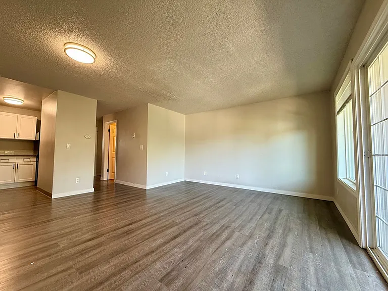1004 S Cloverdale St — Photo 2