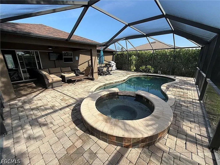 3005 SW 8th Pl — Photo 4